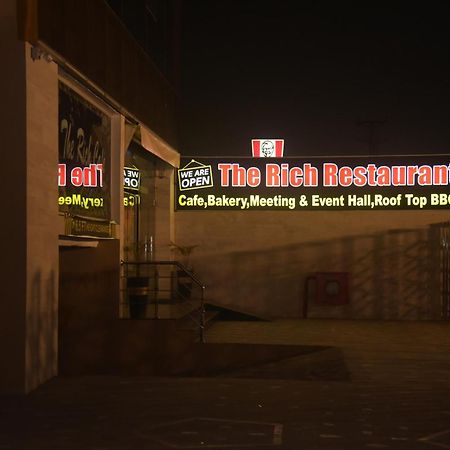 The Rich Hotel & Apartments Лахор Екстериор снимка