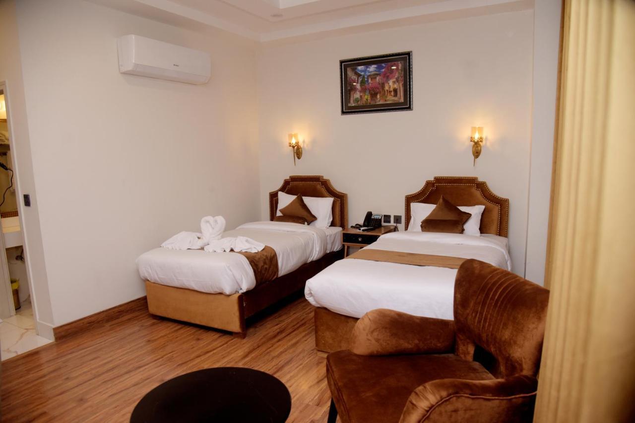 The Rich Hotel & Apartments Лахор Екстериор снимка