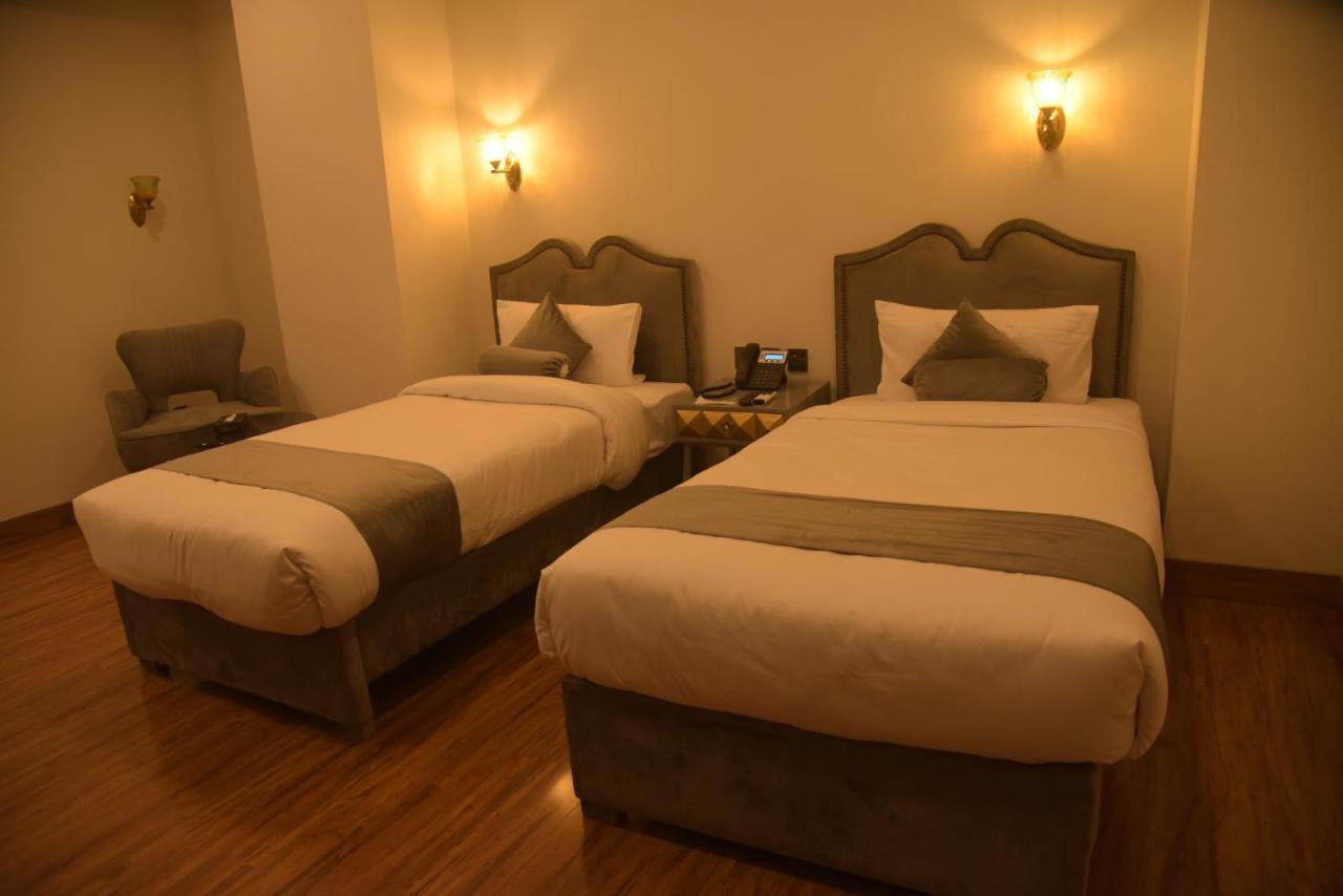 The Rich Hotel & Apartments Лахор Екстериор снимка