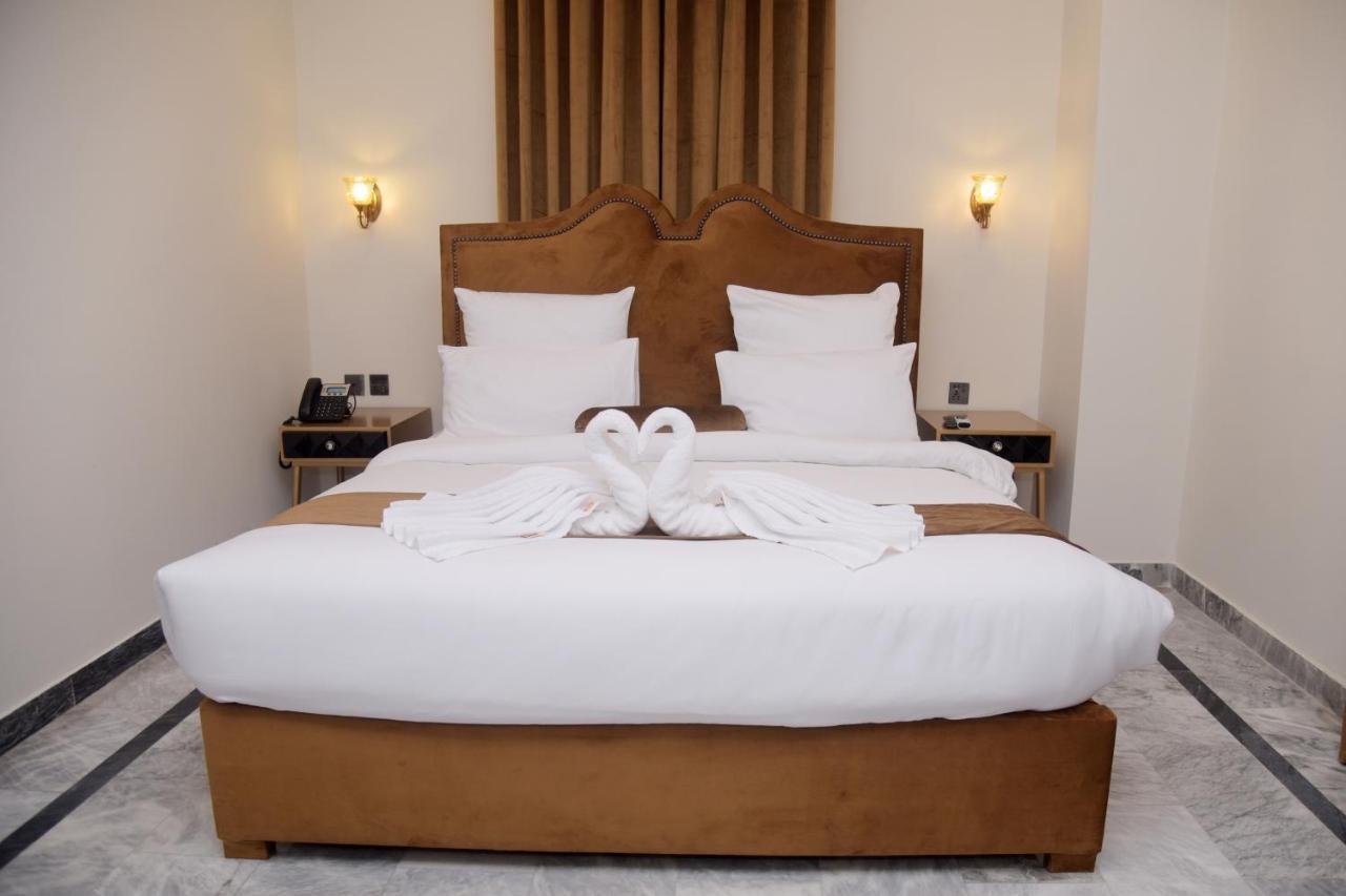 The Rich Hotel & Apartments Лахор Екстериор снимка