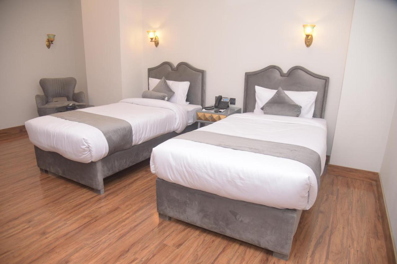 The Rich Hotel & Apartments Лахор Екстериор снимка