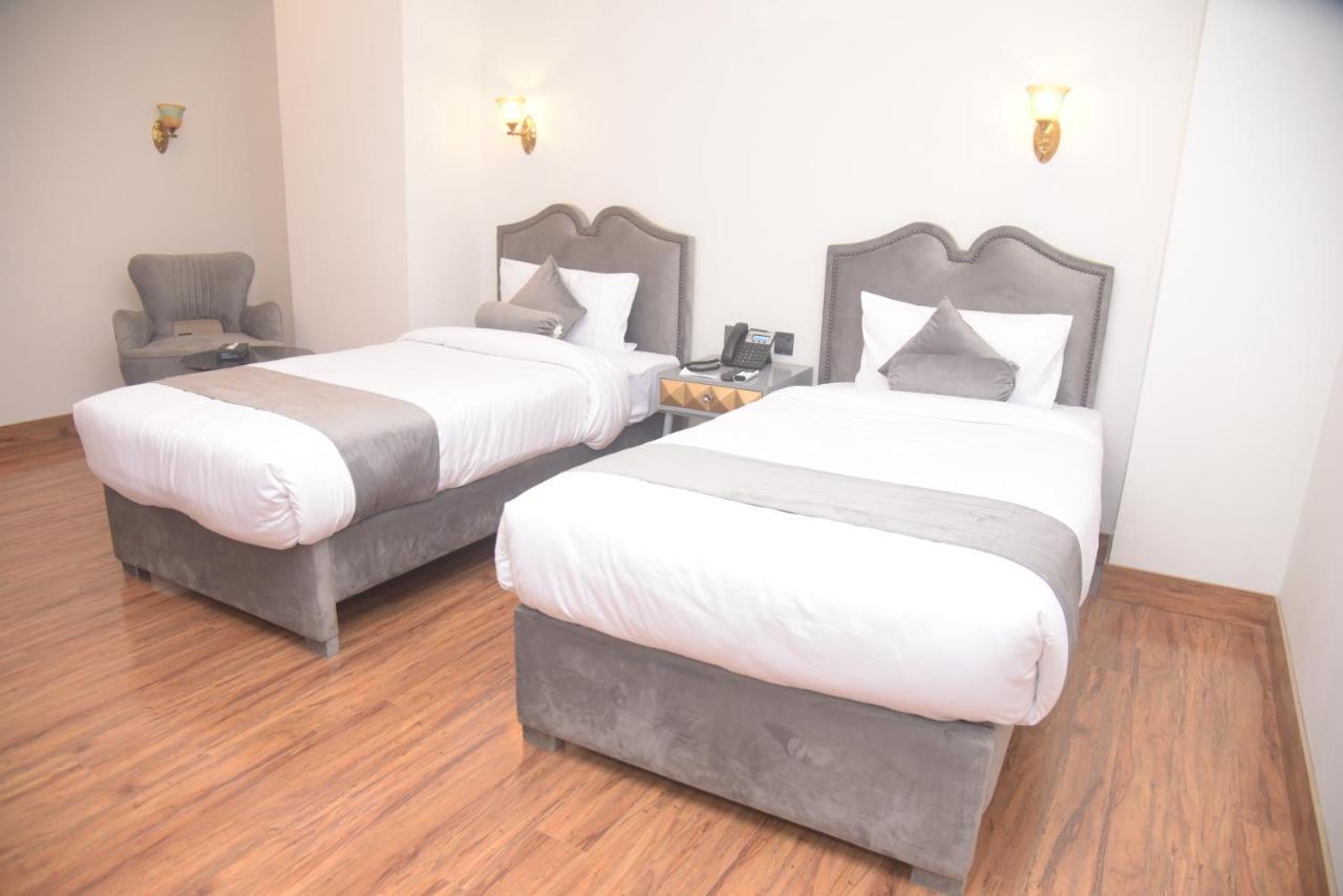 The Rich Hotel & Apartments Лахор Екстериор снимка
