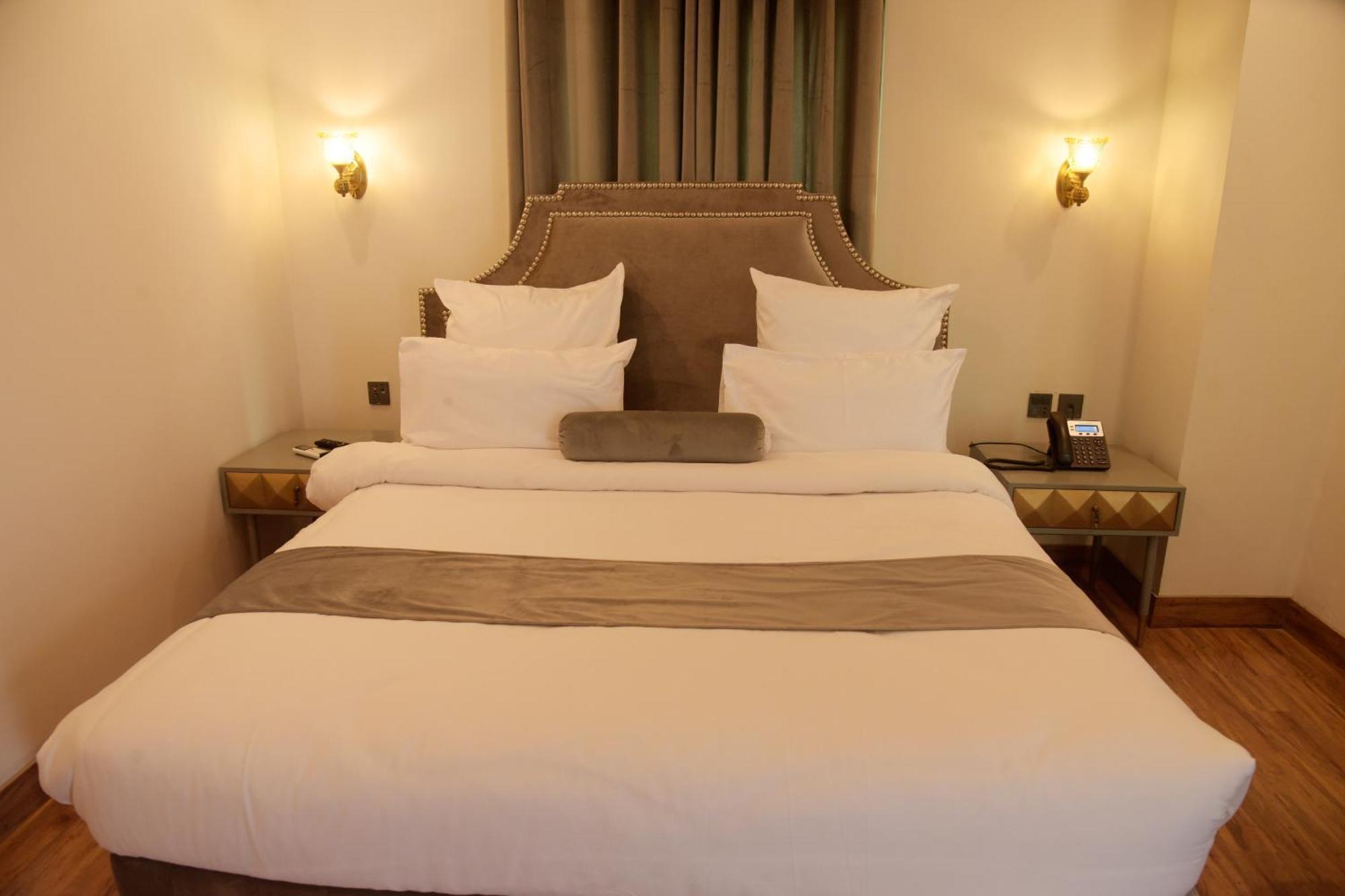 The Rich Hotel & Apartments Лахор Екстериор снимка