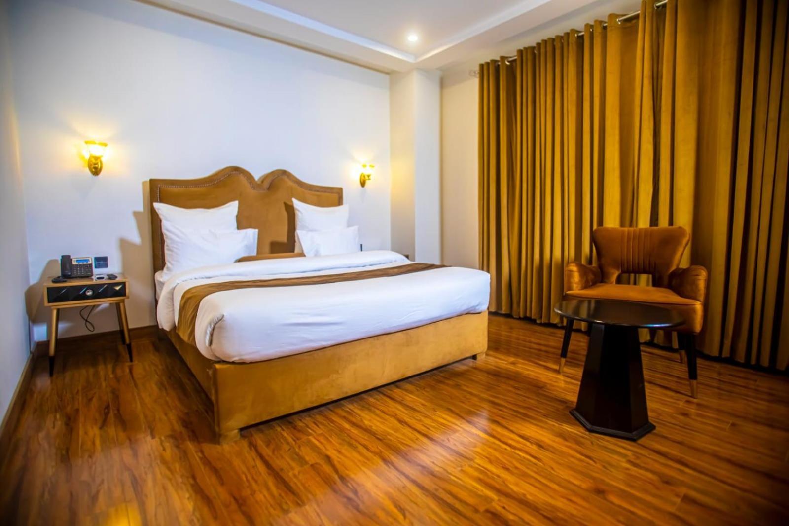 The Rich Hotel & Apartments Лахор Екстериор снимка