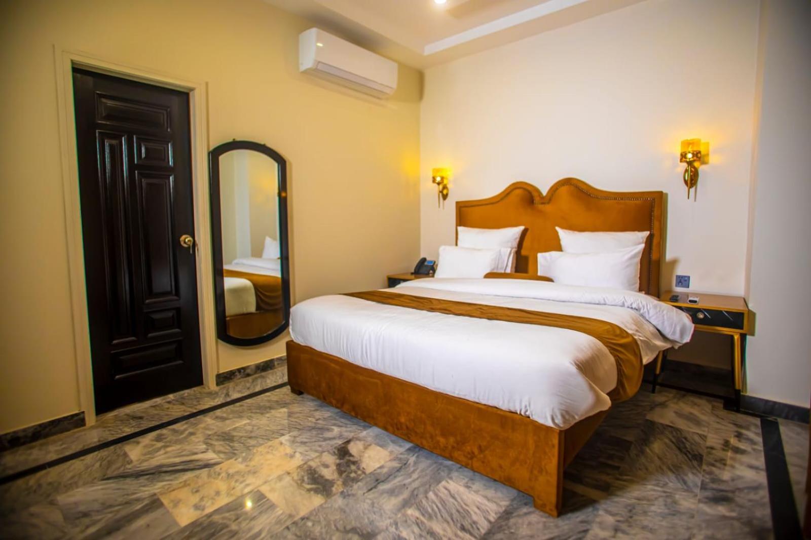 The Rich Hotel & Apartments Лахор Екстериор снимка