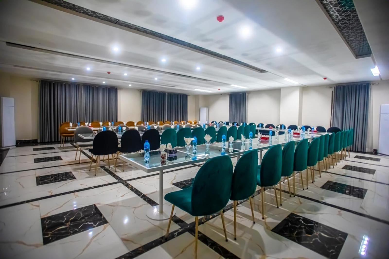 The Rich Hotel & Apartments Лахор Екстериор снимка