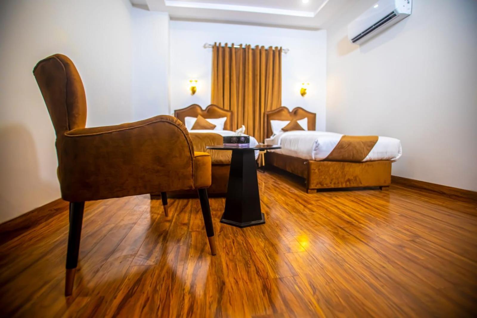The Rich Hotel & Apartments Лахор Екстериор снимка