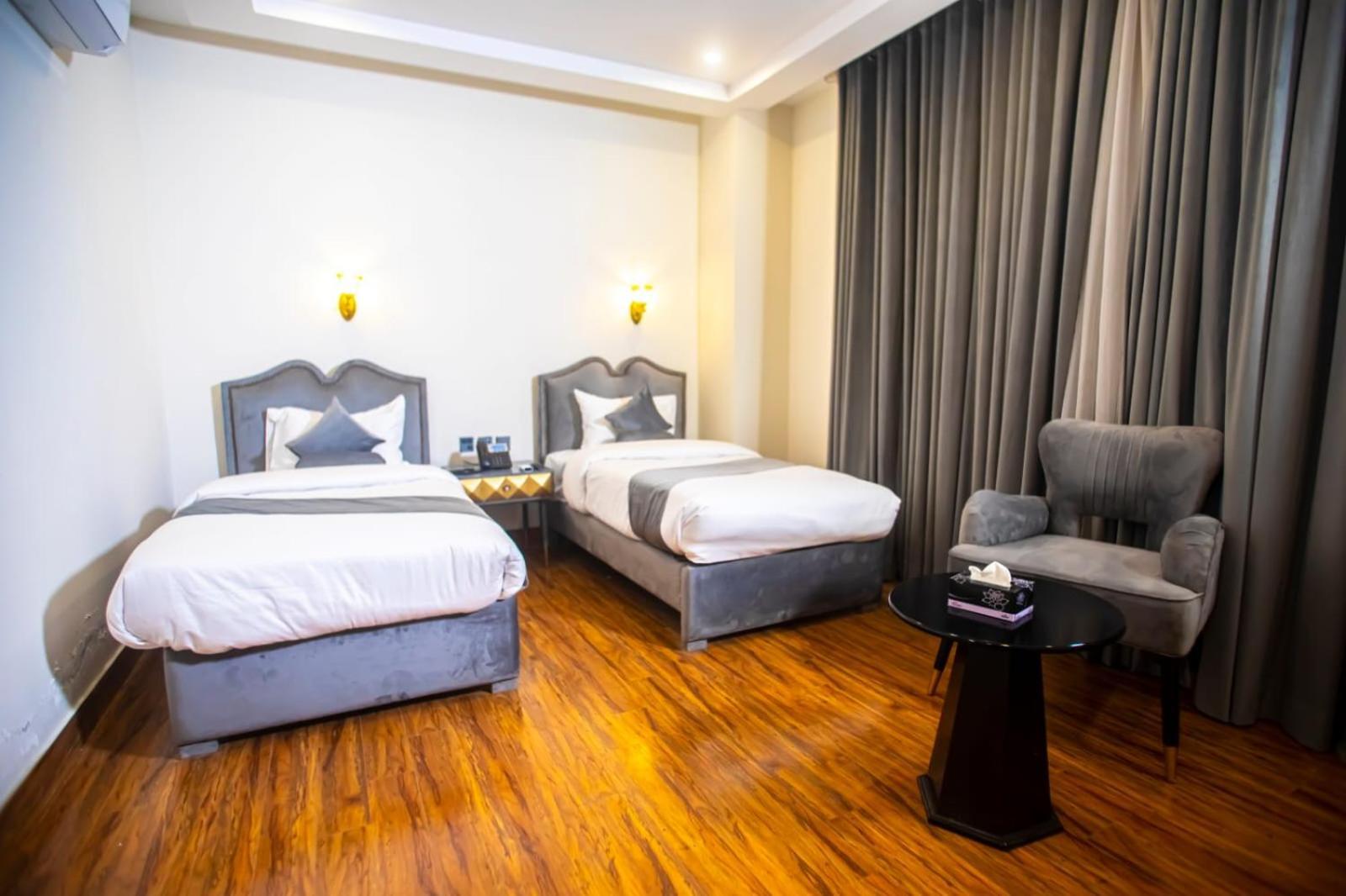 The Rich Hotel & Apartments Лахор Екстериор снимка