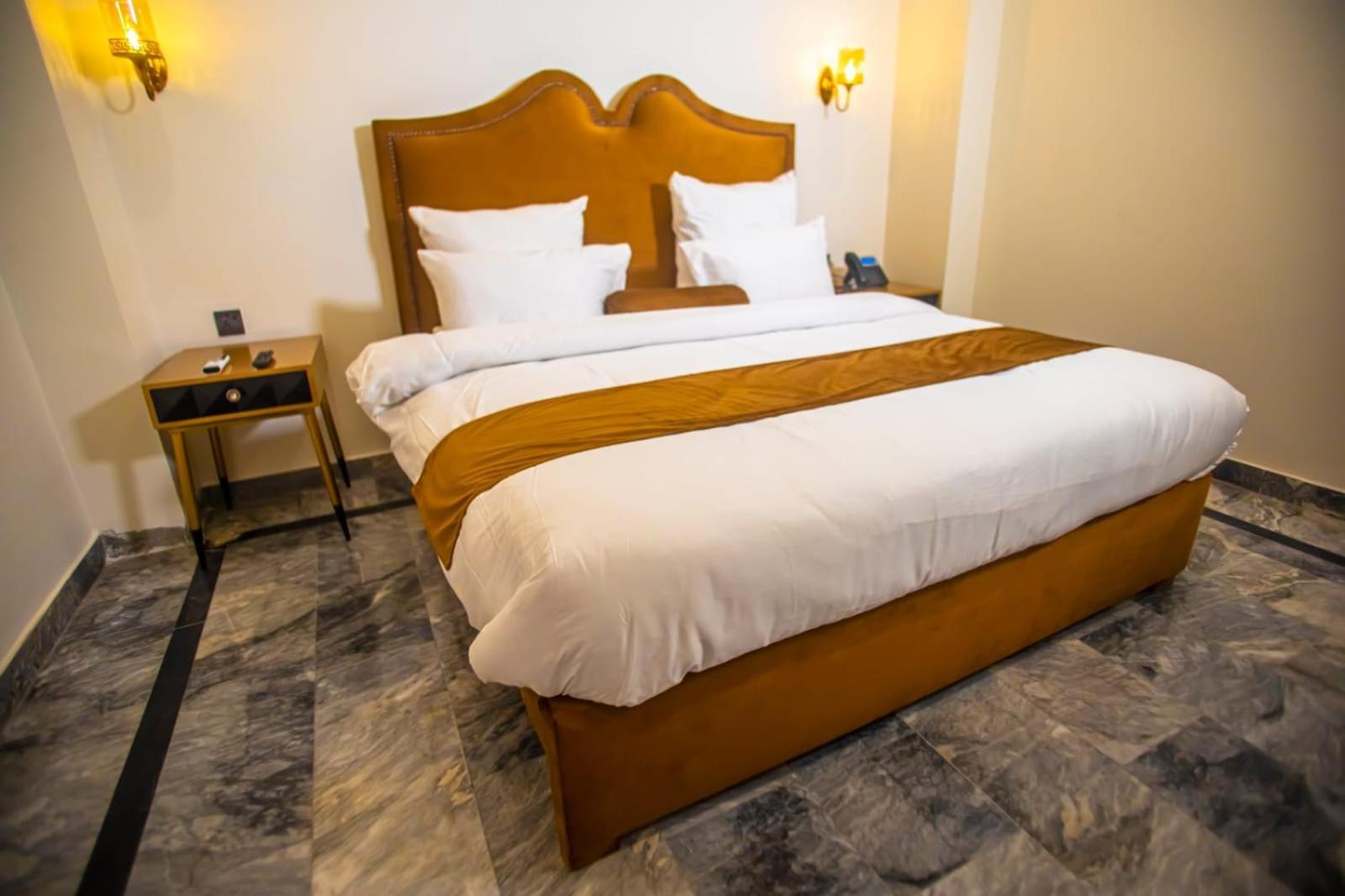 The Rich Hotel & Apartments Лахор Екстериор снимка