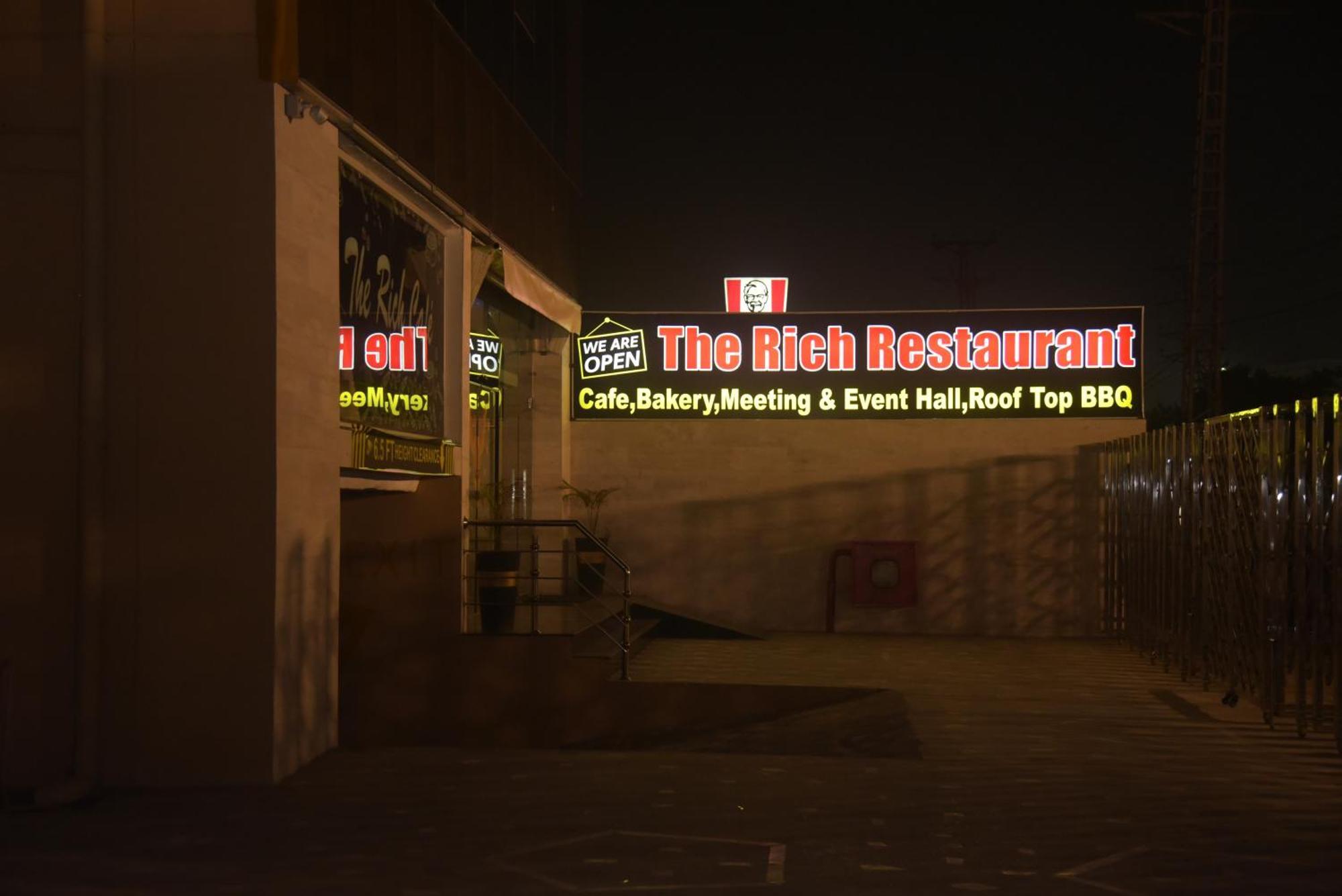The Rich Hotel & Apartments Лахор Екстериор снимка