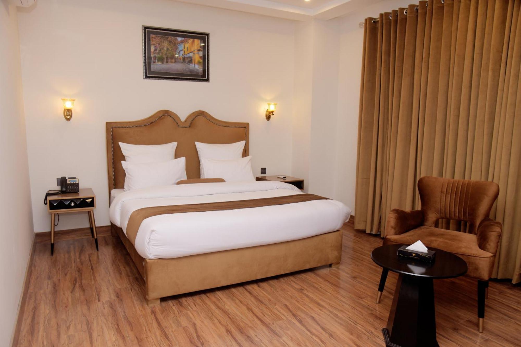 The Rich Hotel & Apartments Лахор Екстериор снимка