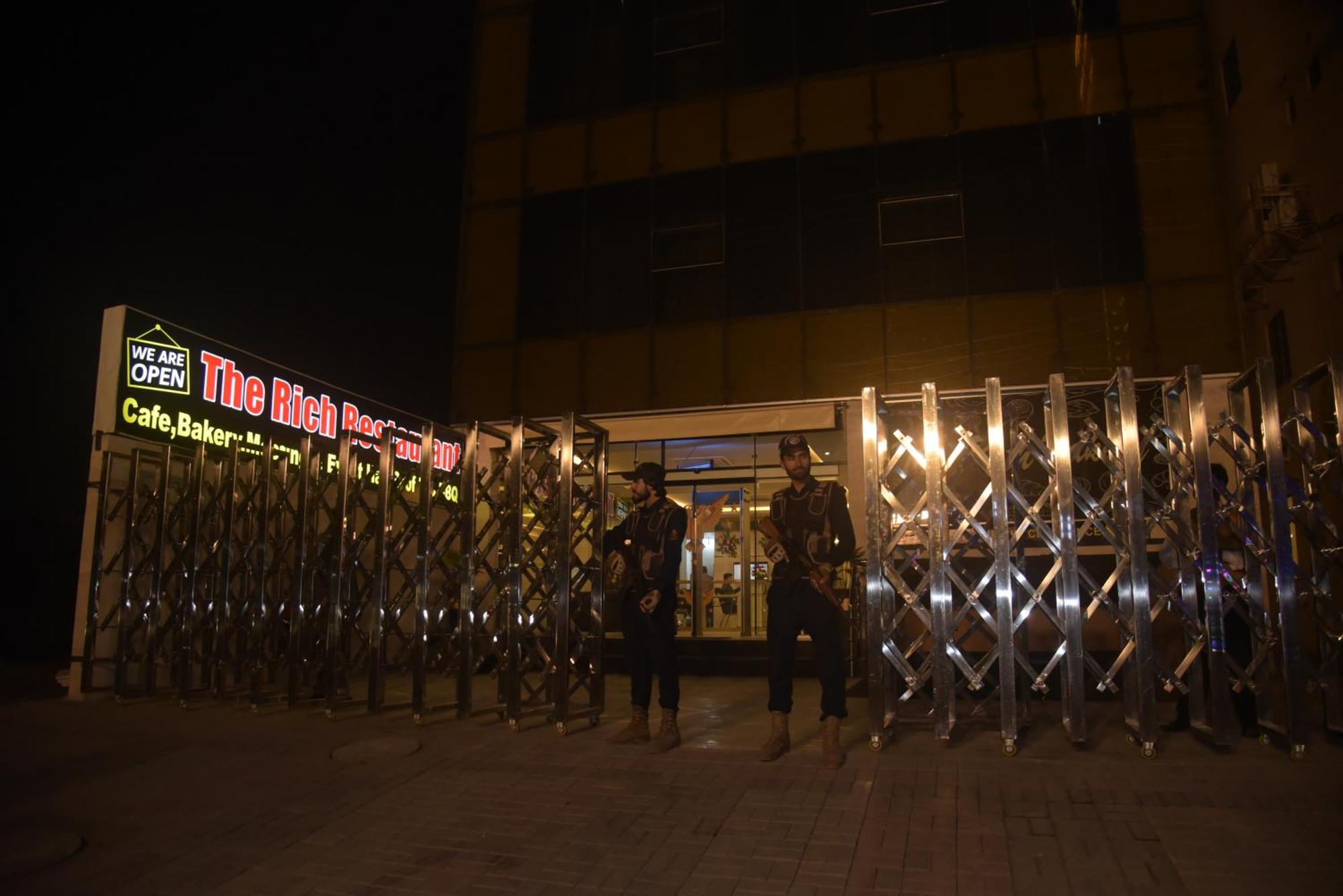 The Rich Hotel & Apartments Лахор Екстериор снимка